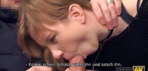 DEBT4k. Hübsches jugendlich Mädchen mit einem Halsreif befriedigt Schuldeneintreiber boner